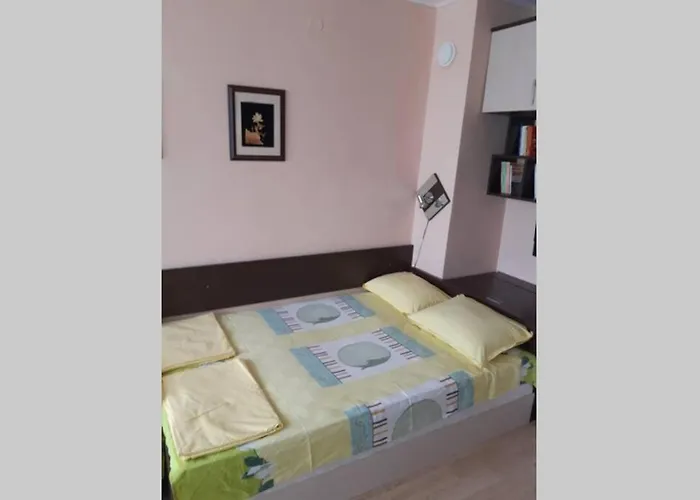 самостоятелен на брега на морето