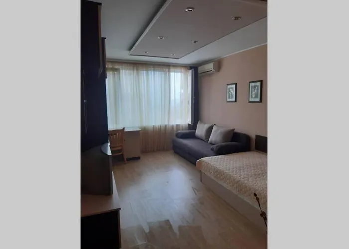 самостоятелен на брега на морето *