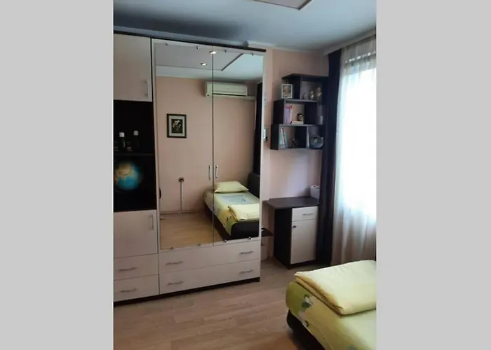 самостоятелен на брега на морето